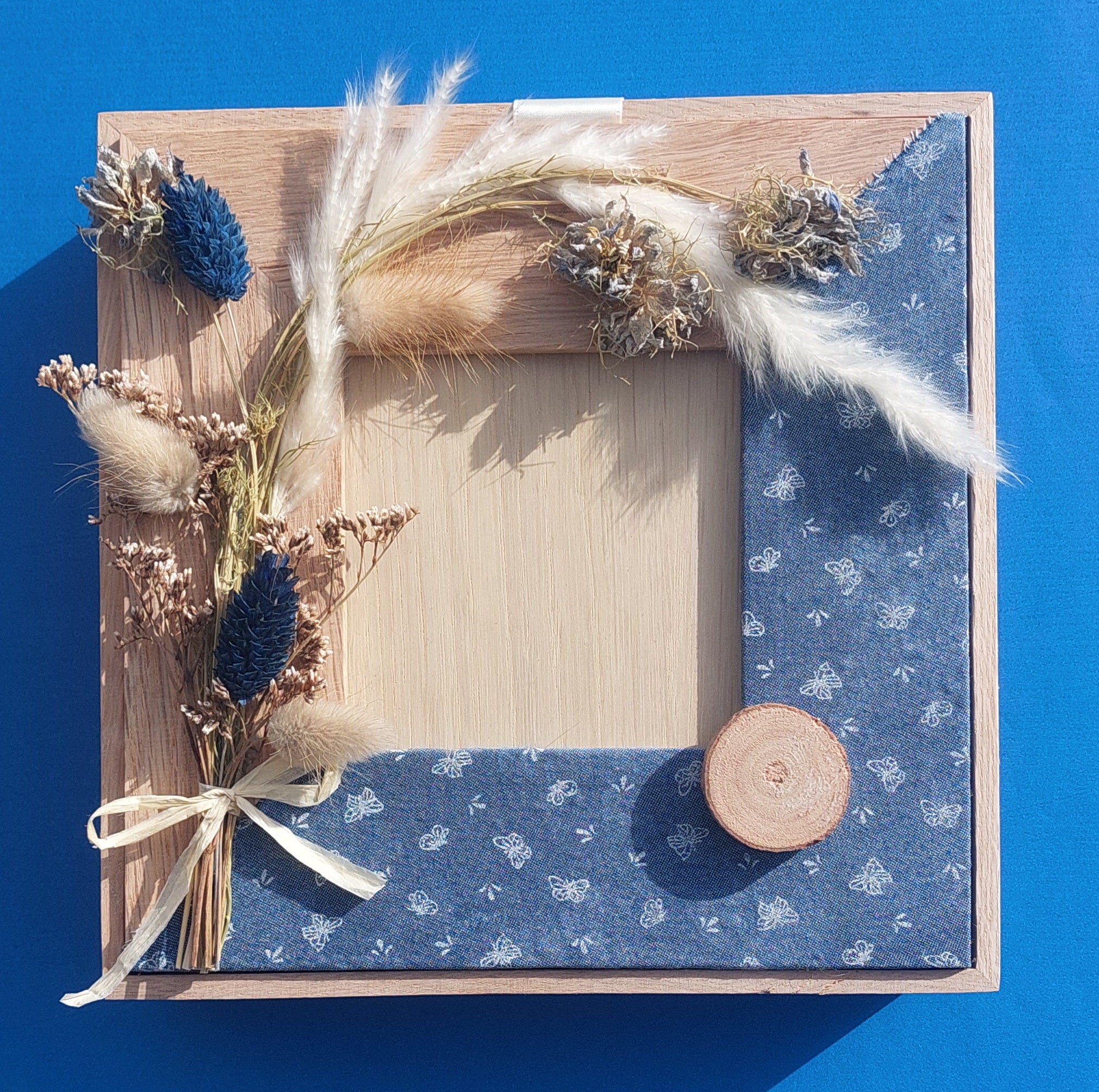 Écrin Bleu jardin - Tissu jean fleuri et fleurs séchées
