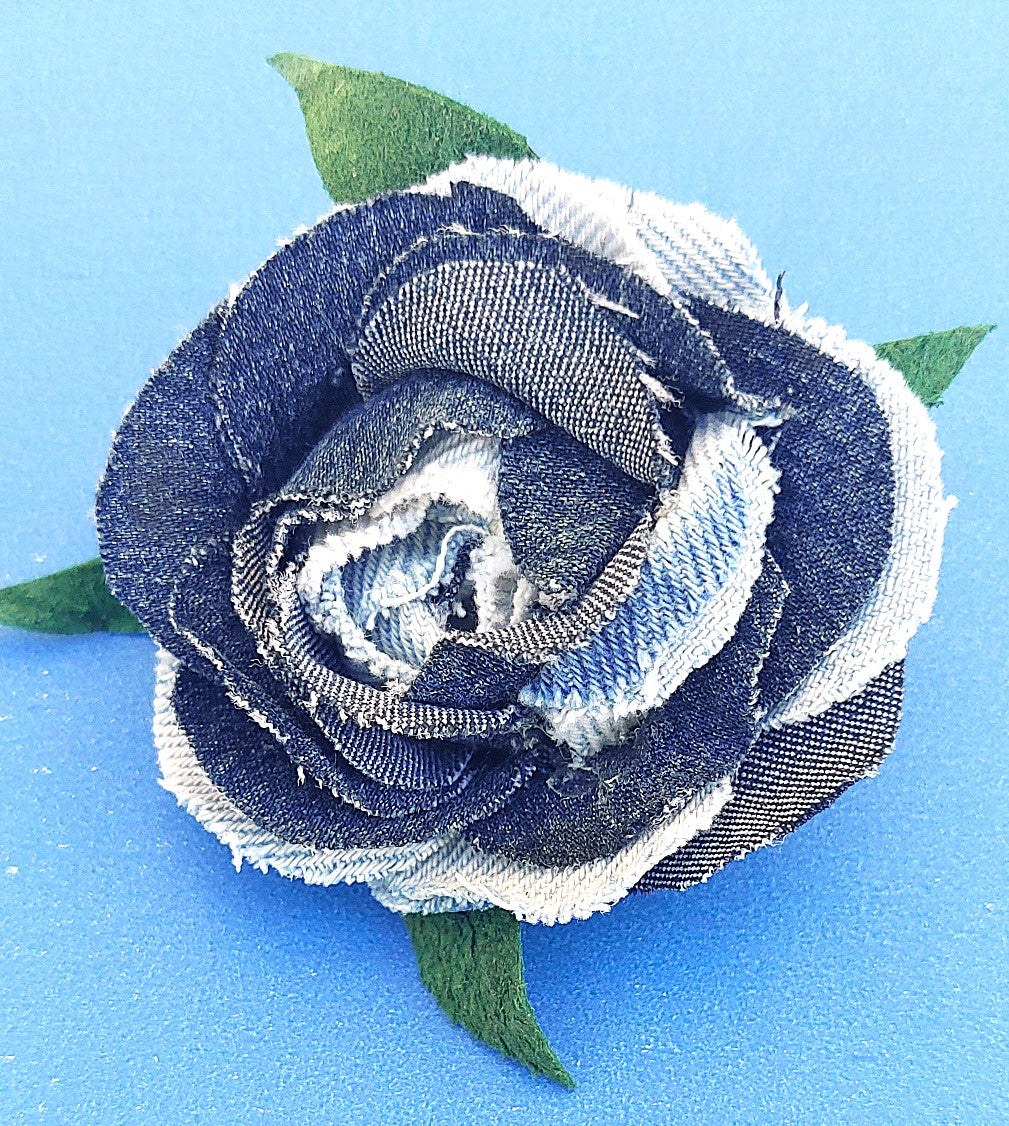 Broche Rose - Denim bleu ciel et bleu foncé