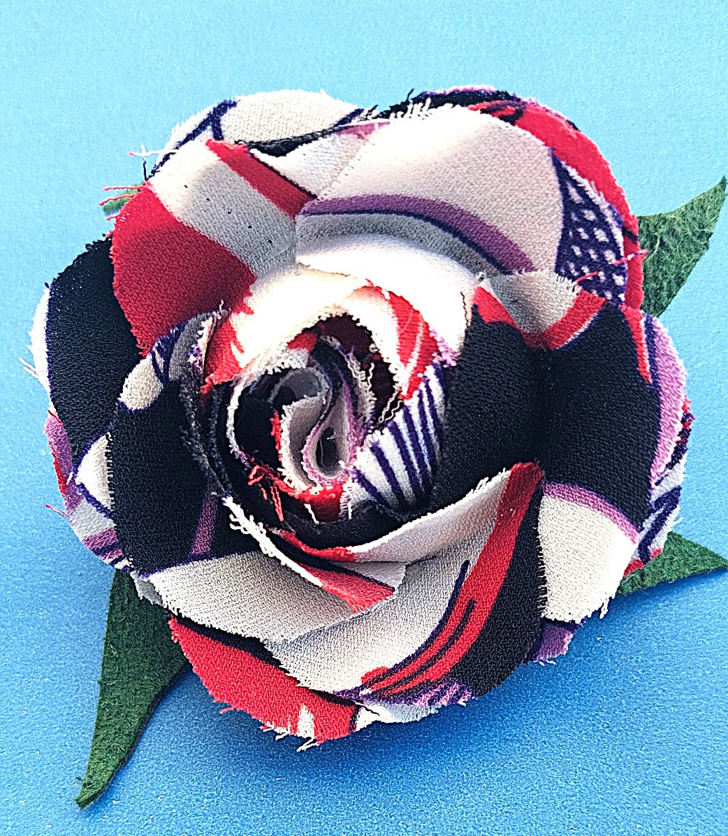 Broche Rose - Flowers rouge, noir & blanc