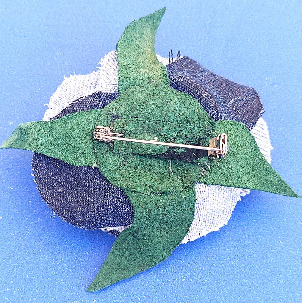 Broche Rose - Denim bleu ciel et bleu foncé
